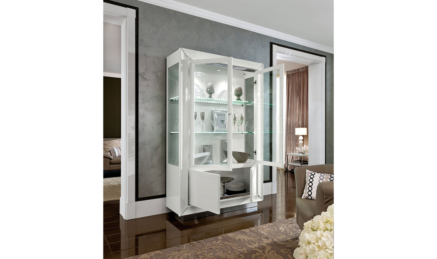 Dama Bianca 2-Door China Cabinet